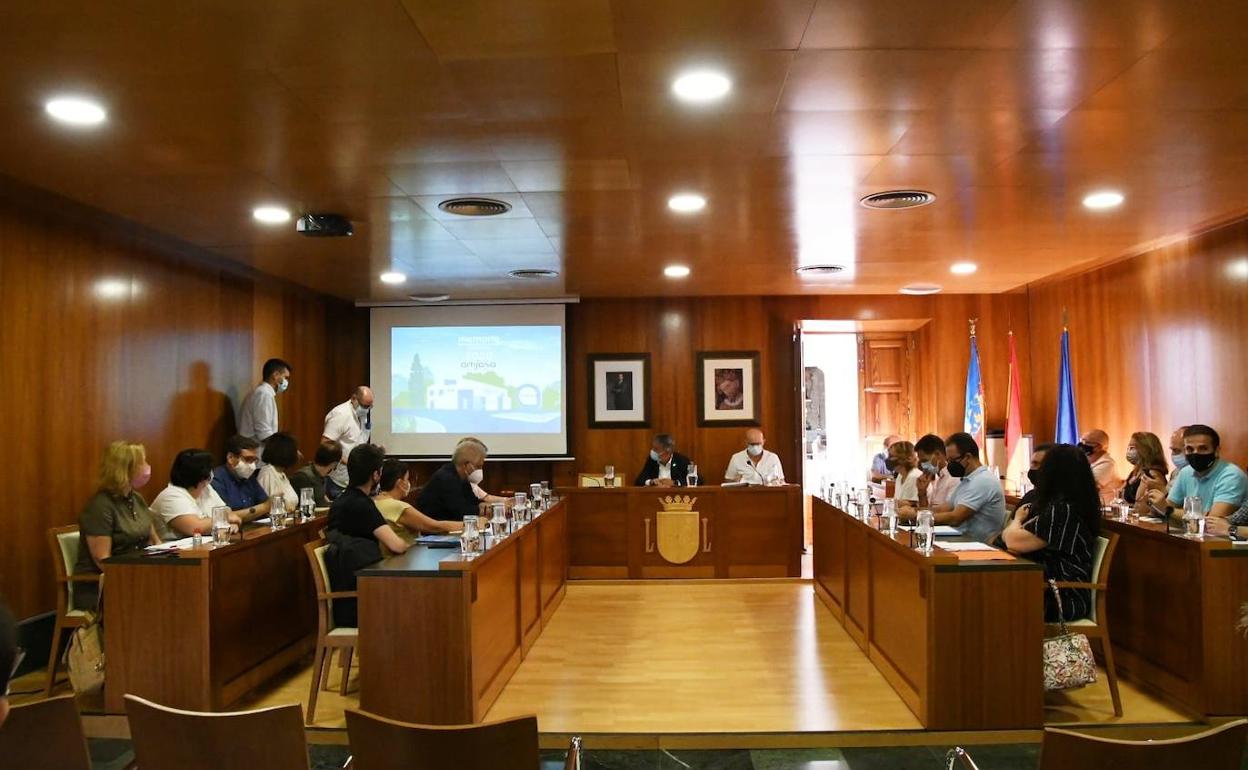 La junta general de Amjasa celebrada ayer en el salón de plenos de Xàbia. 