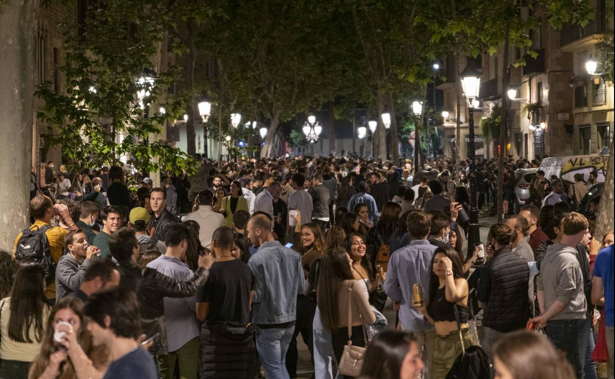 Aglomeración en Barcelona tras el fin del estado de alarma.