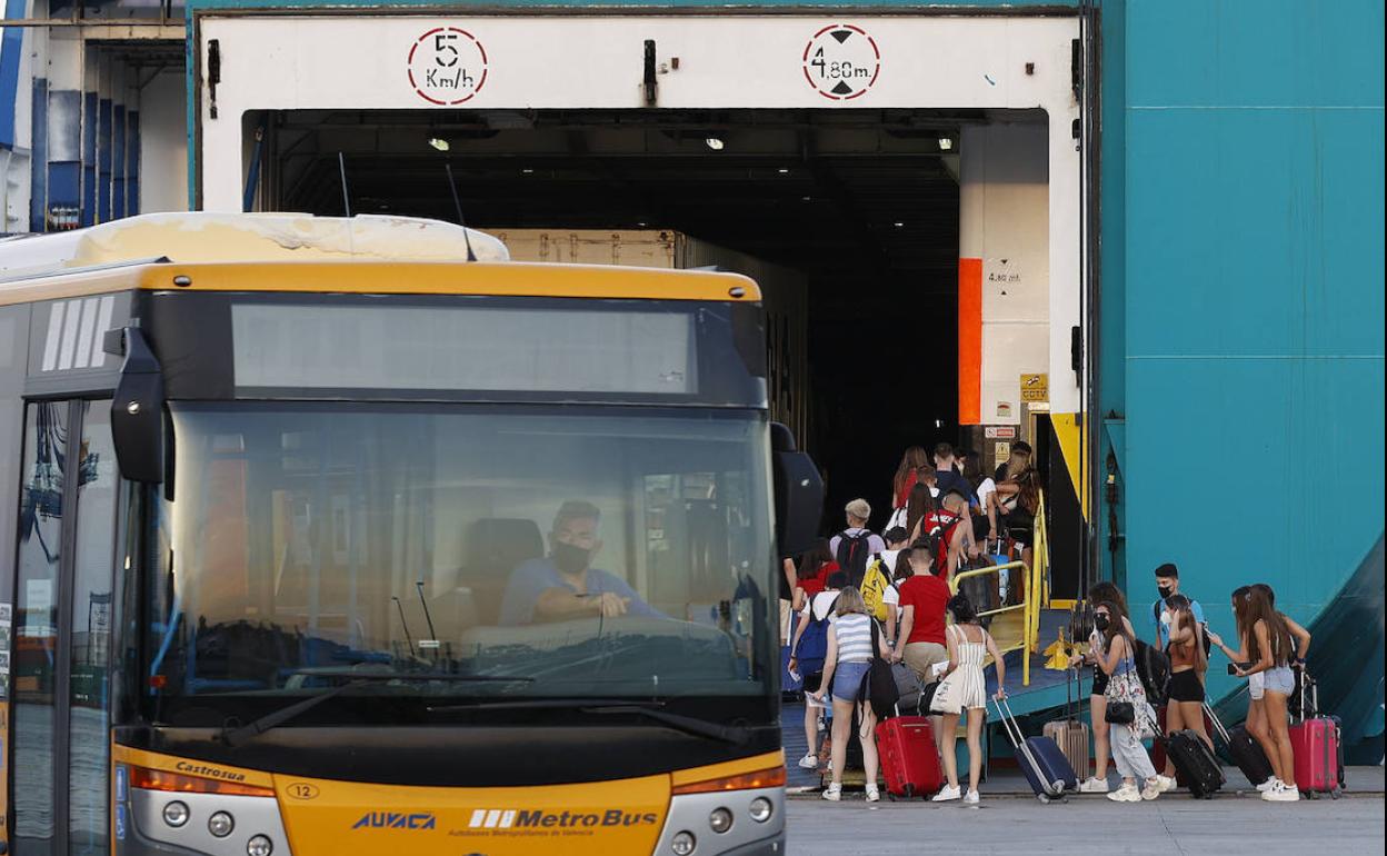 Un grupo de estudiantes embarca en un ferry para dirigirse a Mallorca, el pasado día 11. 