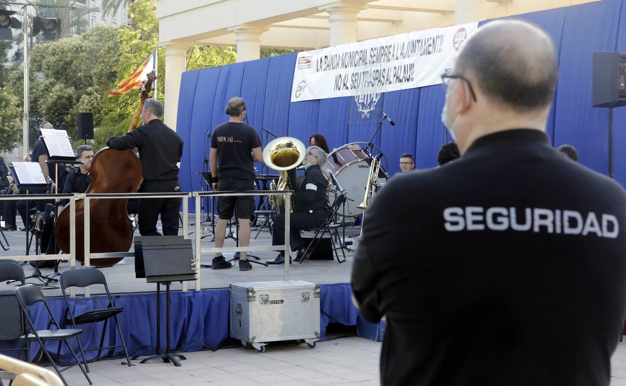 Escenario del concierto. minutos antes de empezar la actuación, donde se observa la pancarta. 