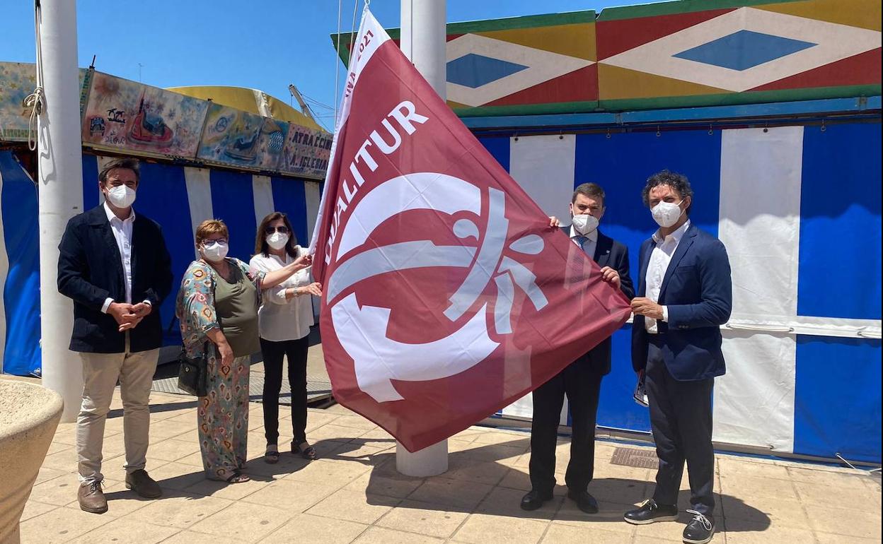 El alcalde, Enric Palanca, con los representantes de la corporación y de Turismo, izan la bandera. 