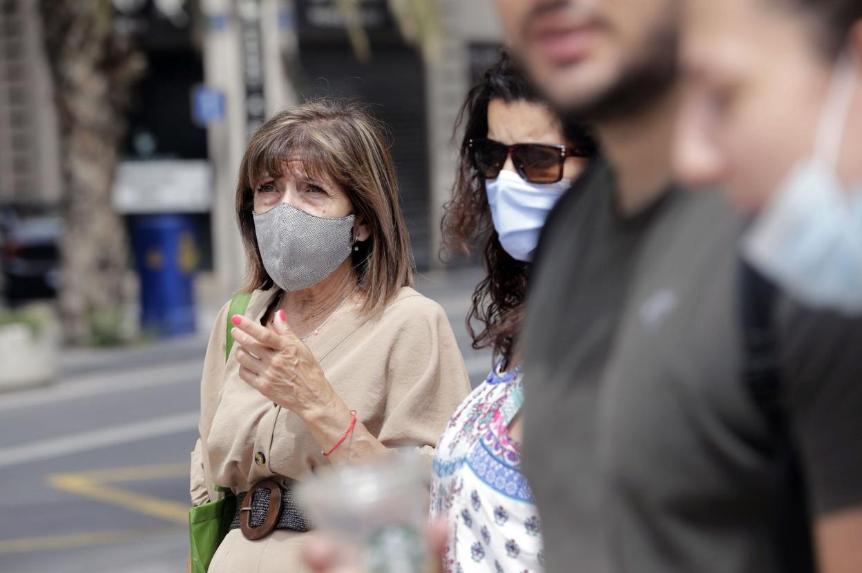 Viandantes con mascarilla y otros sin la protección. irene marsilla