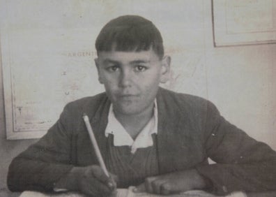 Imagen secundaria 1 - Arriba, con sus hermanos María, Francisca y Eleuterio Soto, en 1955. Abajo, en la escuela de Táliga (Badajoz), en el año 1961. A la derecha, en el parque Ribalta de Castellón, en 1965. En esta ciudad pasó 28 años.