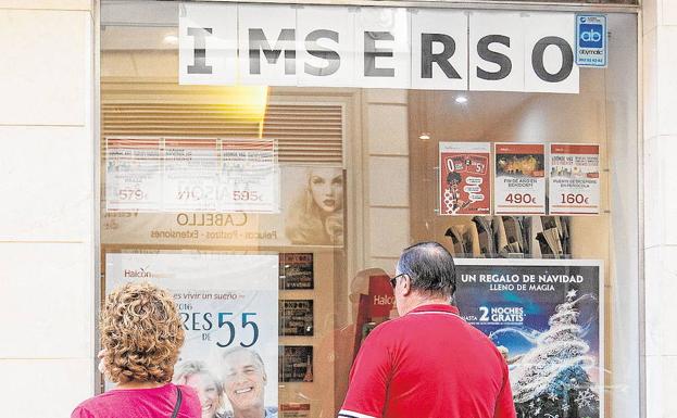 Carteles anunciando los viajes del Imserso. 