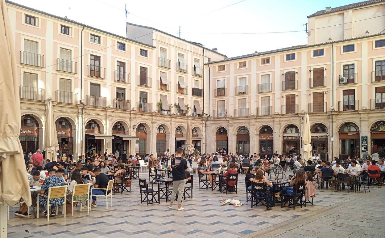 La Plaça de Dins de Alcoy durante el conocido como 'tardeo'. 