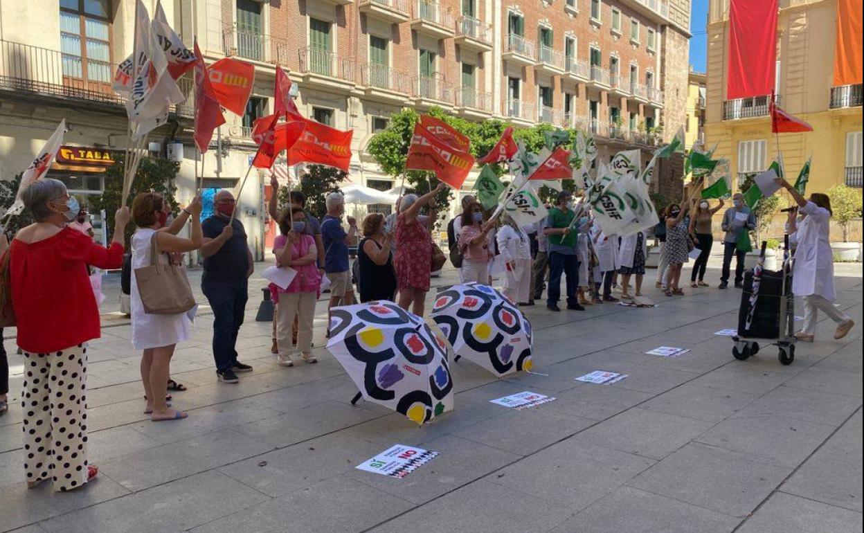 Asistentes a la protesta contra la empresa pública de salud prevista por Sanidad, en la concentración convocada este viernes frente al Palau de la Generalitat en Valencia.