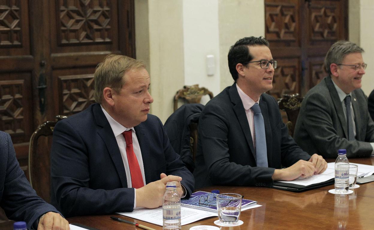 José Manuel Orengo, Rubén Alfaro y Ximo Puig, en el Palau de la Generalitat. 