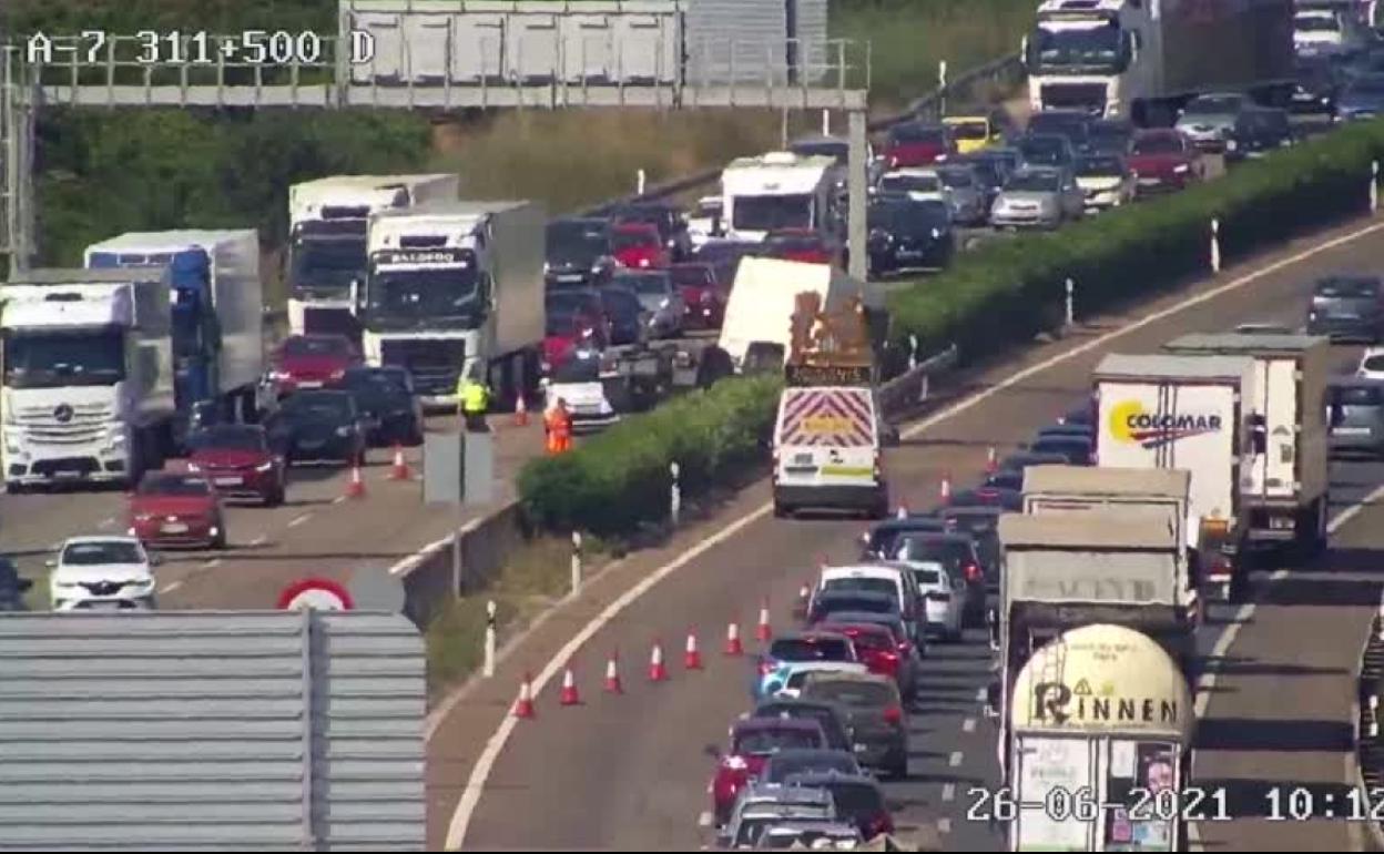 Accidente A-7 | El accidente de un camión causa cinco kilómetros de retencione en el by-pass