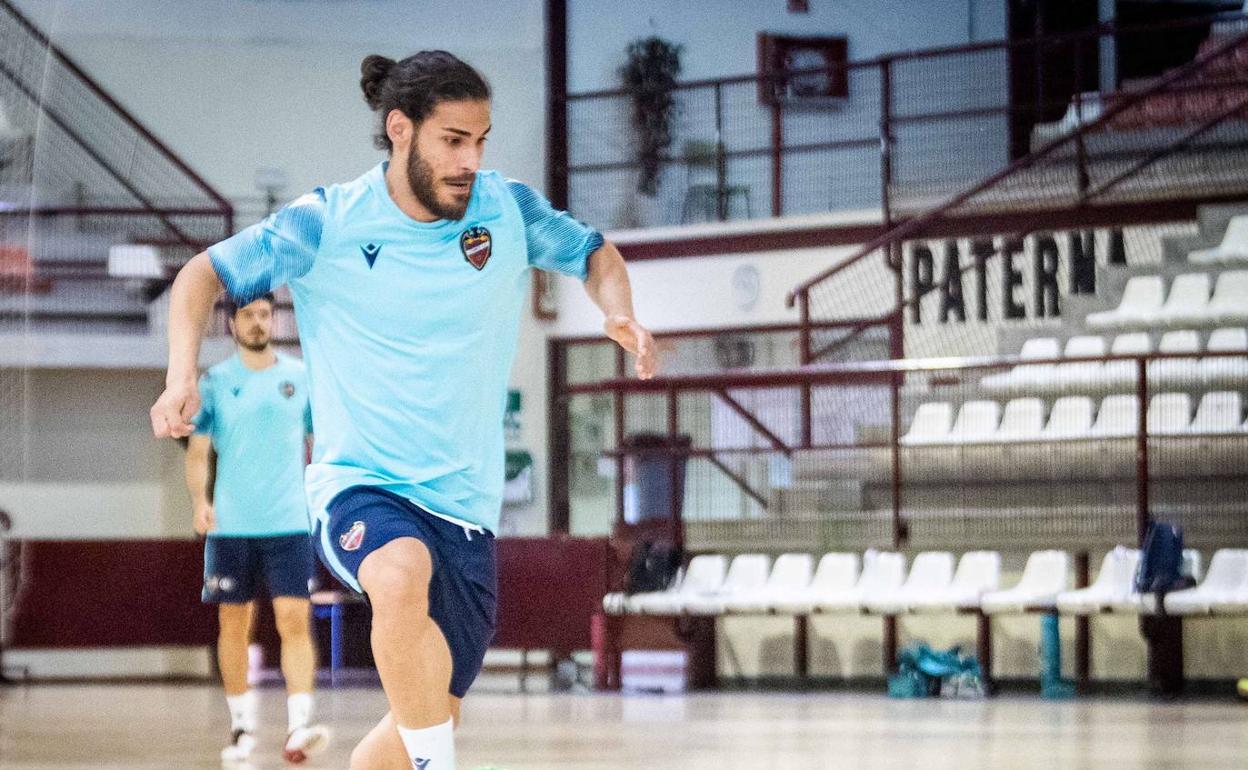 Esteban Cejudo, durante el entrenamiento de ayer en el Pabellón Municipal de Paterna.