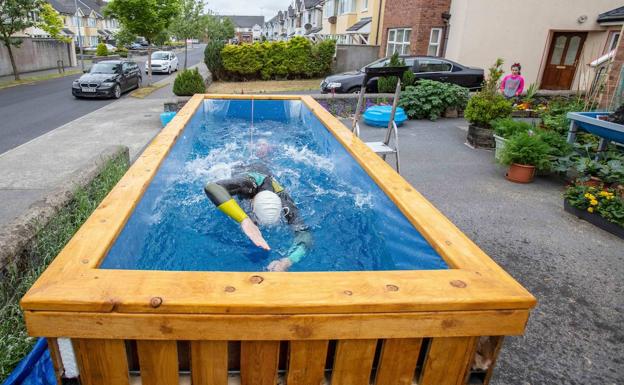 Una piscina desmontable en el patio de una casa.