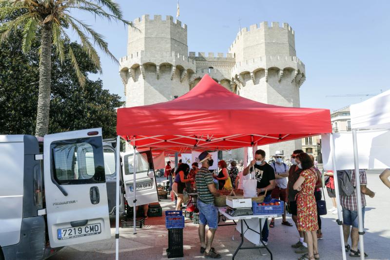 Fotos: Mercado extraordinario de venta directa frente a las Torres de Serranos