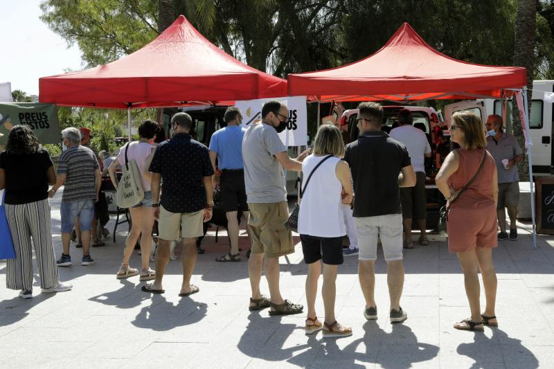 Fotos: Mercado extraordinario de venta directa frente a las Torres de Serranos