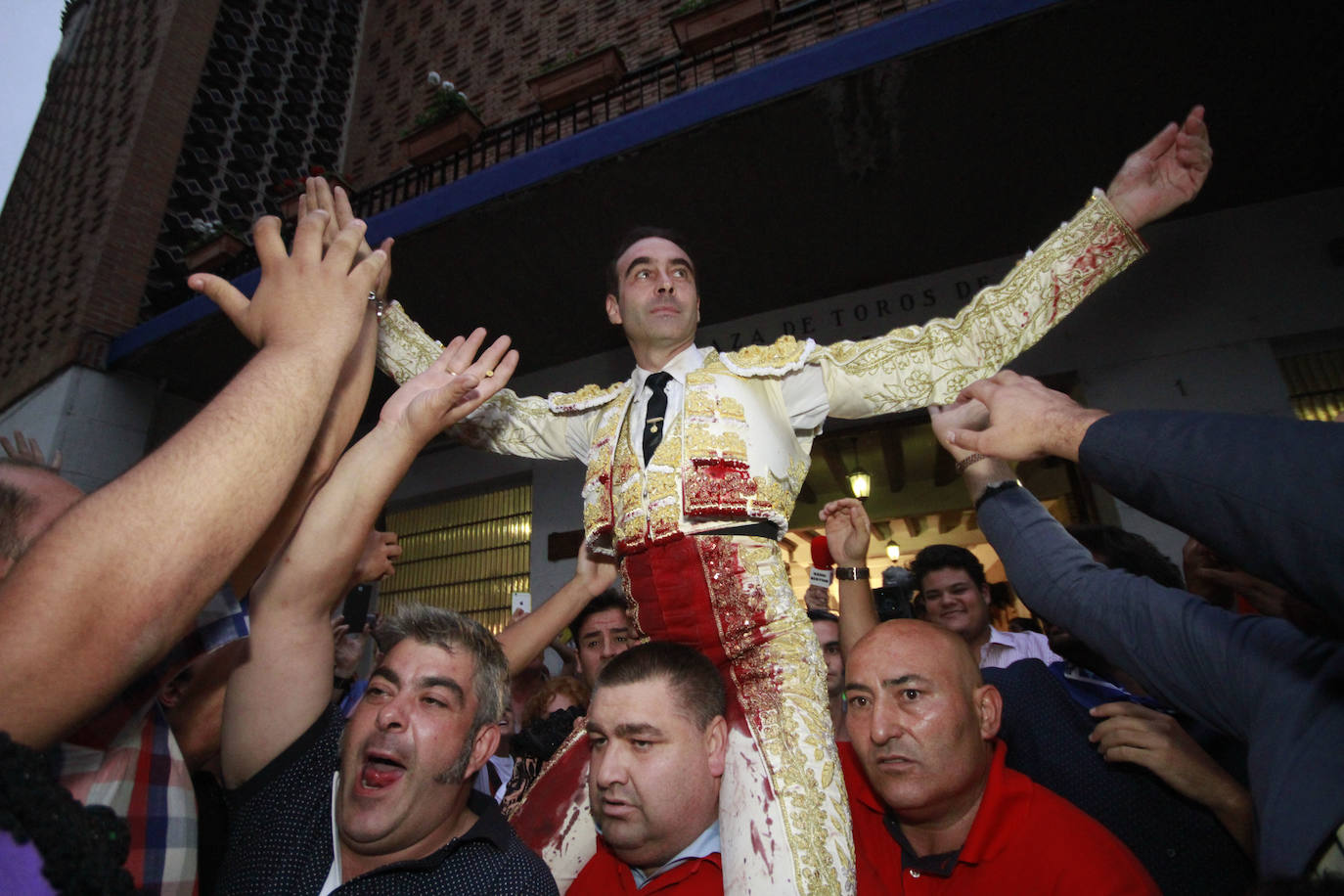 El Torero Enrique Ponce , sale a hombros de la Plaza de Toros de Vista Alegre , en las Fiestas de Bilbao, en 2017