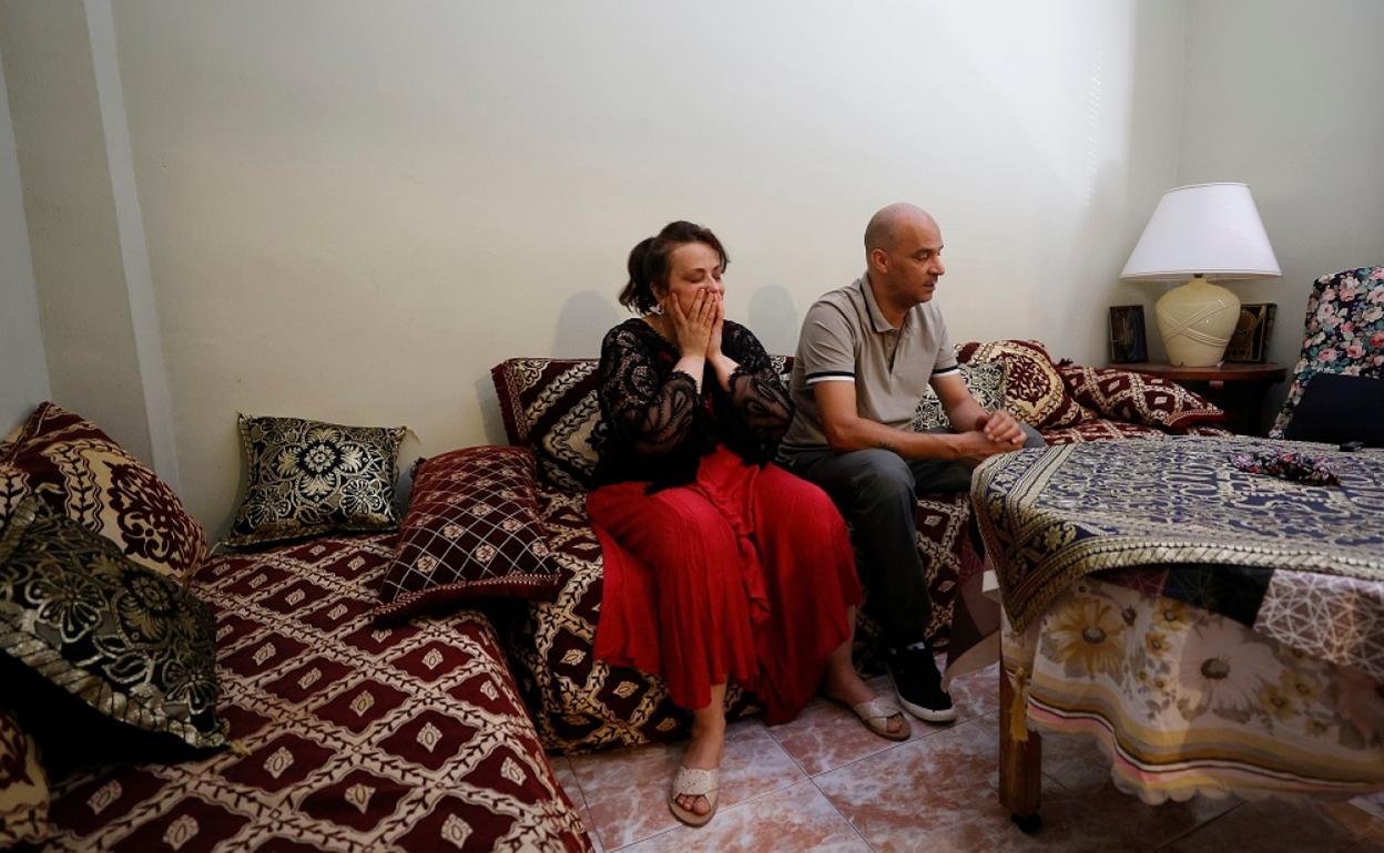 Soraya y Nabbil Sebbah, padres de Wafaa, en su casa de La Pobla Llarga. 