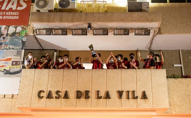 Imagen principal - Los jóvenes en el balcón. 