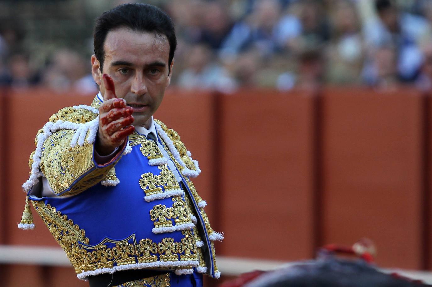 Enrique Ponce, torero español, con las manos ensangrentadas, durante una corrida de toros en la plaza de la Maestranza, en Sevilla, en 2014