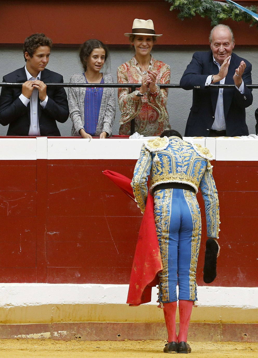 El torero Enrique Ponce brinda la corrida al Rey Juan Carlos y a sus acompañantes, su hija la infanta Elena (2d) y sus nietos Froilán (i) y Victoria Eugenia (2i) y estos aplauden su actuación en la Plaza de Toros de San Sebastián, en 2015