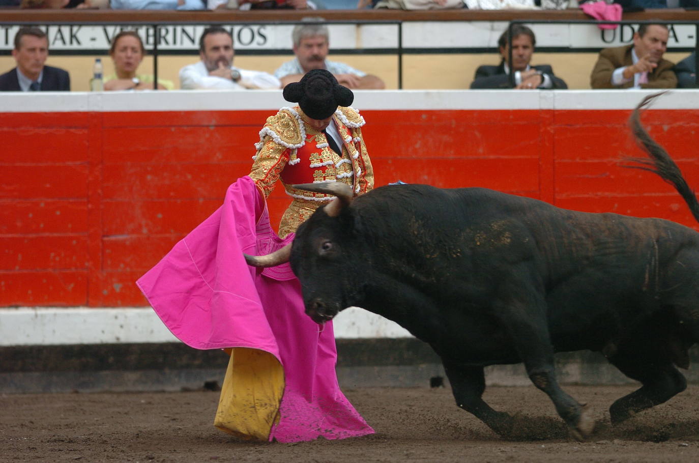 Enrique Ponce torea con el capote durante una corrida de la feria de Bilbao, en 2006