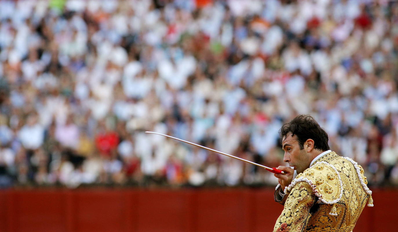 Entra a matar durante una corrida de la Feria de Abril celebrada en La Maestranza, en Sevilla, en 2006