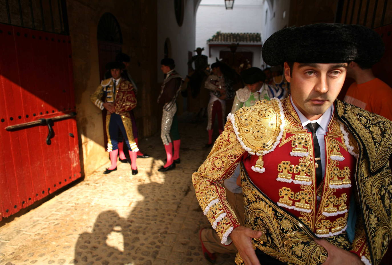 Los toreros Enrique Ponce (d) y Francisco Rivera Ordoñez (i), en el callejón, momentos antes de salir a la Maestranza, durante la Feria de Abril de Sevilla, en 2006