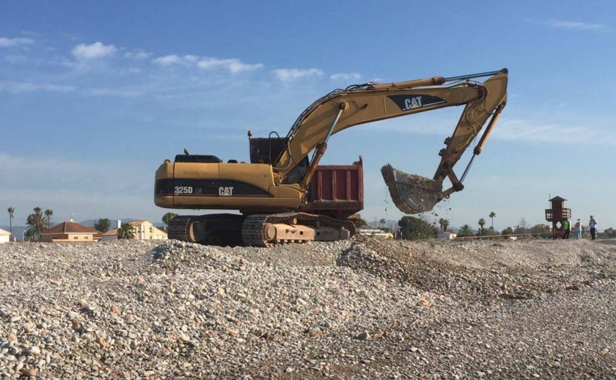 Labores de eliminación del desnivel en la playa de Corinto de Sagunto. 