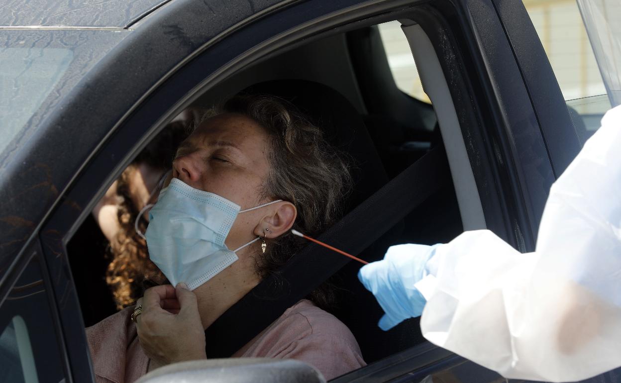 Un sanitario practica una PCR en el hospital de campaña de Valencia. 