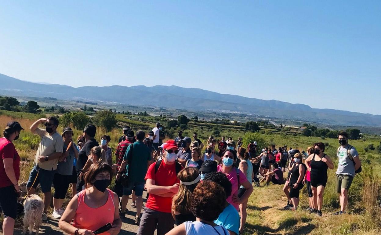 Vecinos de Aielo participantes en la marcha hasta Cairent en protesta contra la planta solar. 