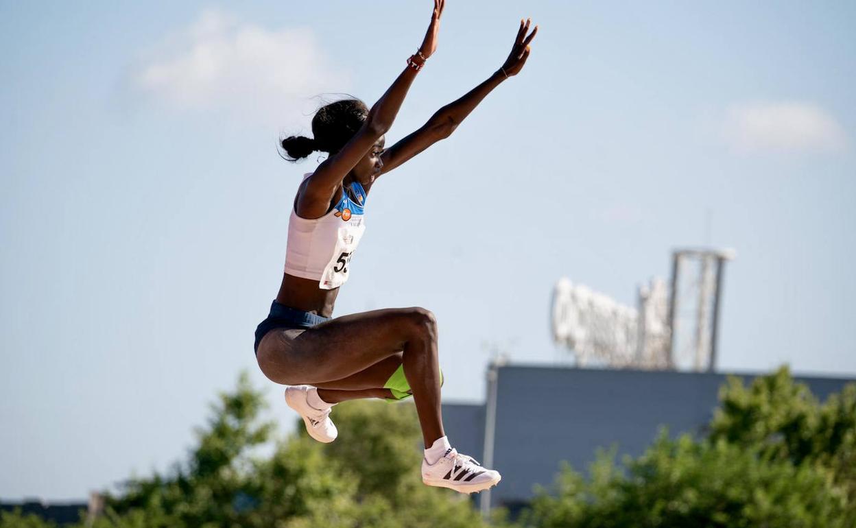 Fátima Diame, en el salto que le ha dado el billete olímpico.