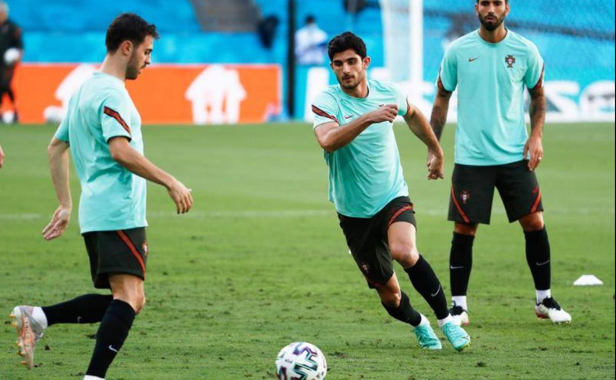 Guedes disputa un balón en un rondo con el resto de suplentes de Portugal. 