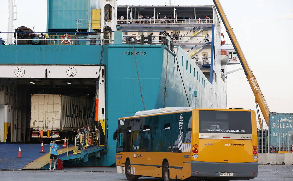 Jóvenes embarcando en el puerto de Valencia con destino a las Islas Baleares. 