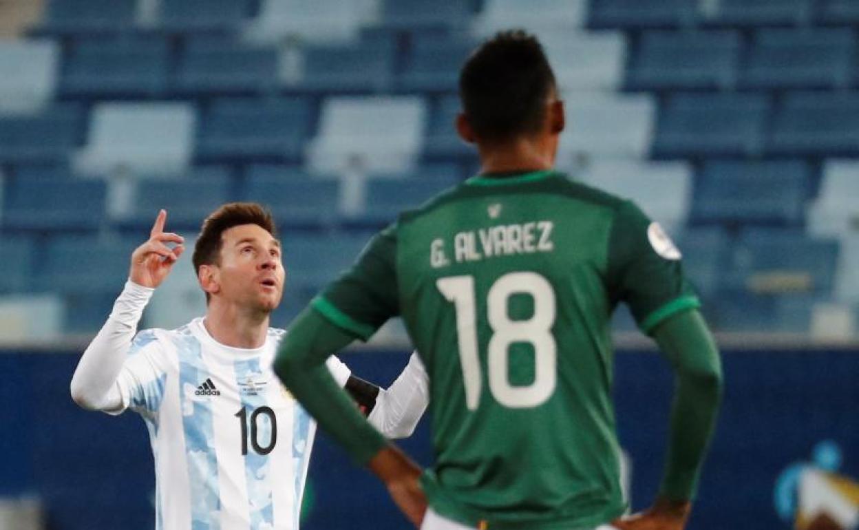 Leo Messi celebra uno de sus dos goles a Bolivia. 