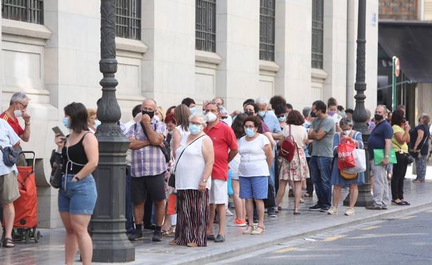 Colas en Valencia este martes para canjear pesetas en el Banco de España. 