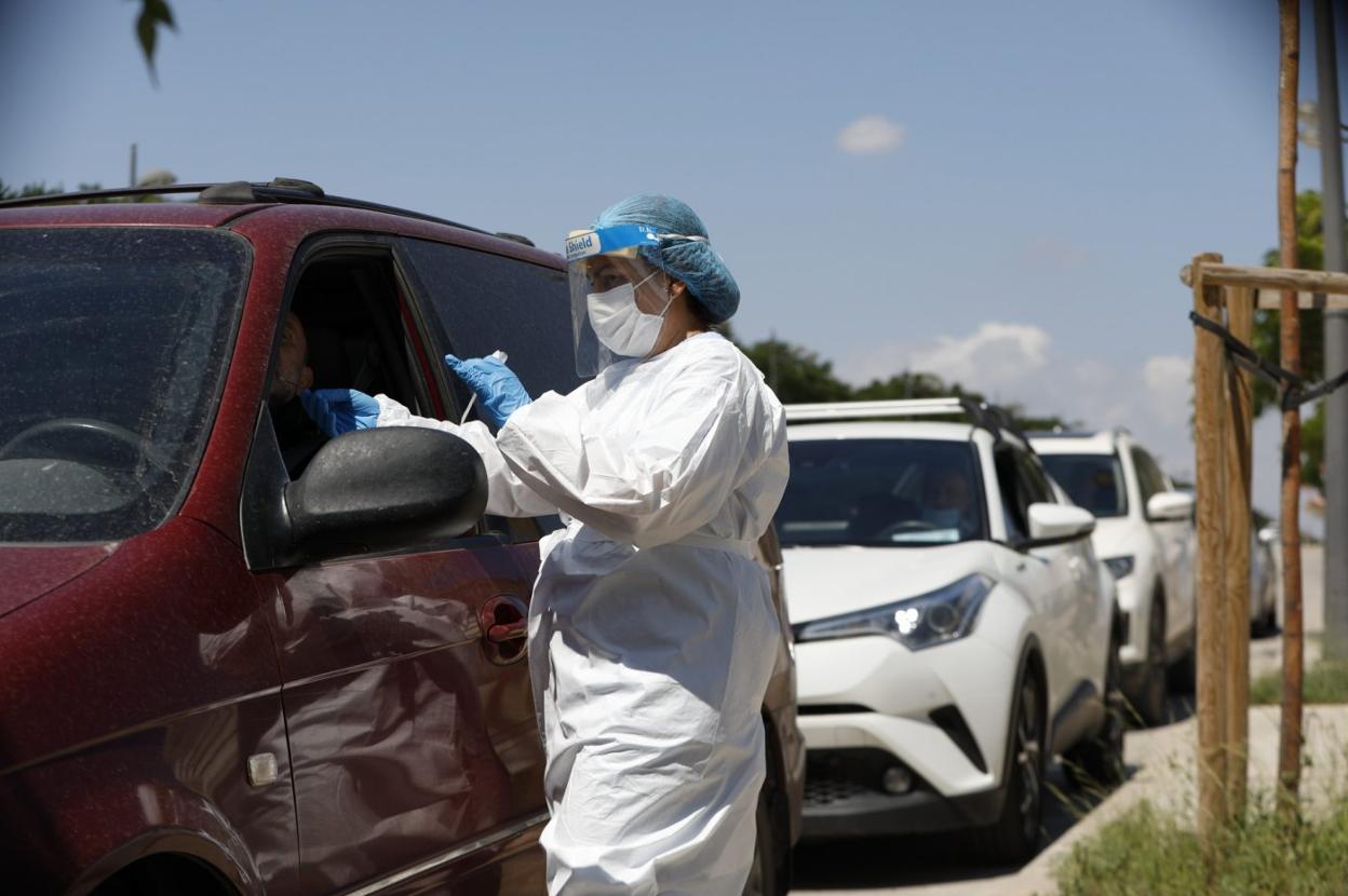 Cola para las PCR. Una fila de conductores espera para la prueba que detecta el Covid. jesús signes