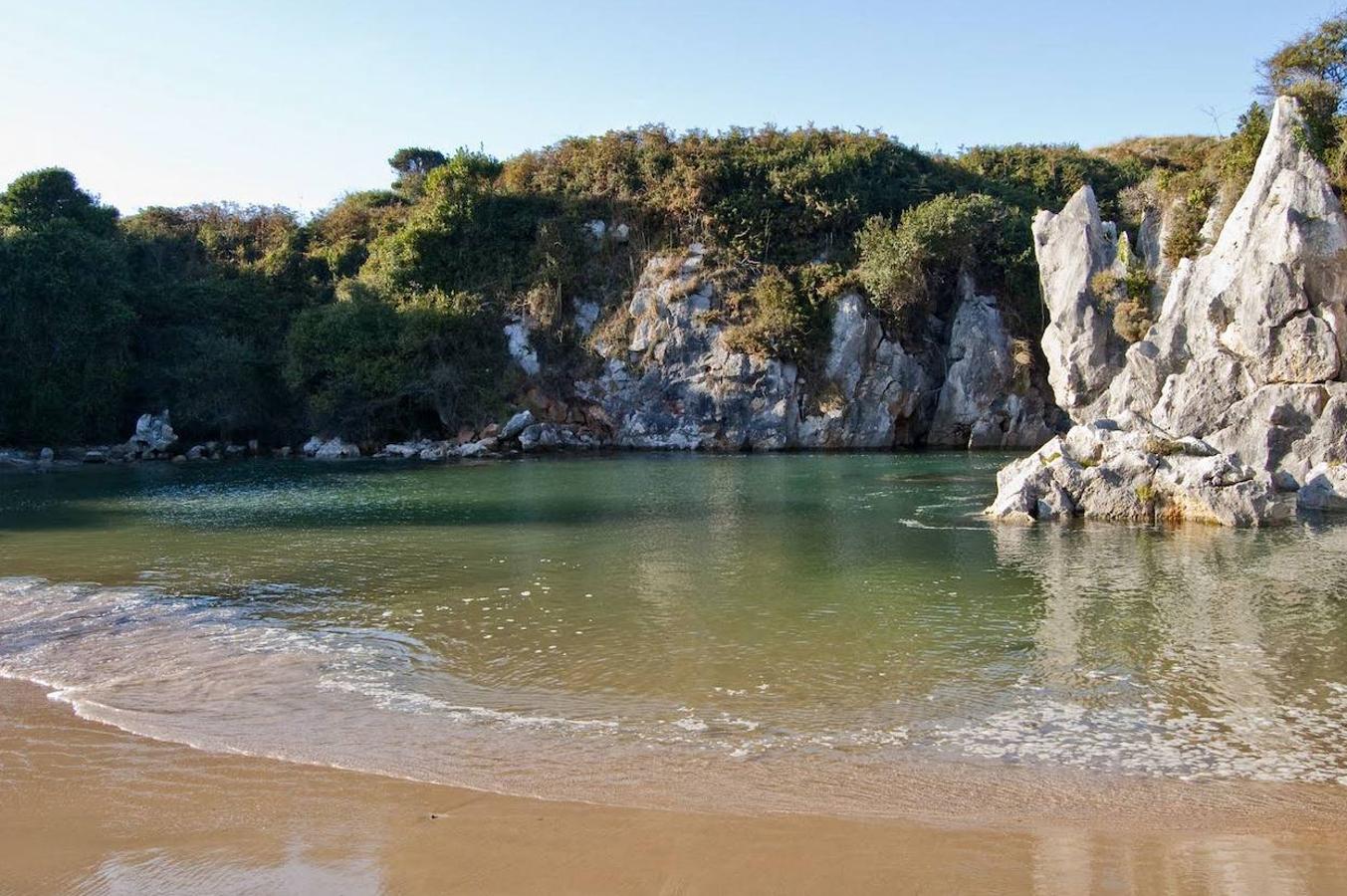 3.- Gulpiyuri (Asturias) | Playa pequeña pero con una belleza de enormes proporciones. Cuenta con sólo cinco metros de longitud y ha sido declarada como monumento natural. Tiene la ventaja de que no se puede acceder a ella en coche, lo que hace que no se produzcan aglomeraciones. Tiene la peculiaridad de que el agua llega a través de un túnel entre las rocas, por lo que la profundidad de su agua es más bien escasa.