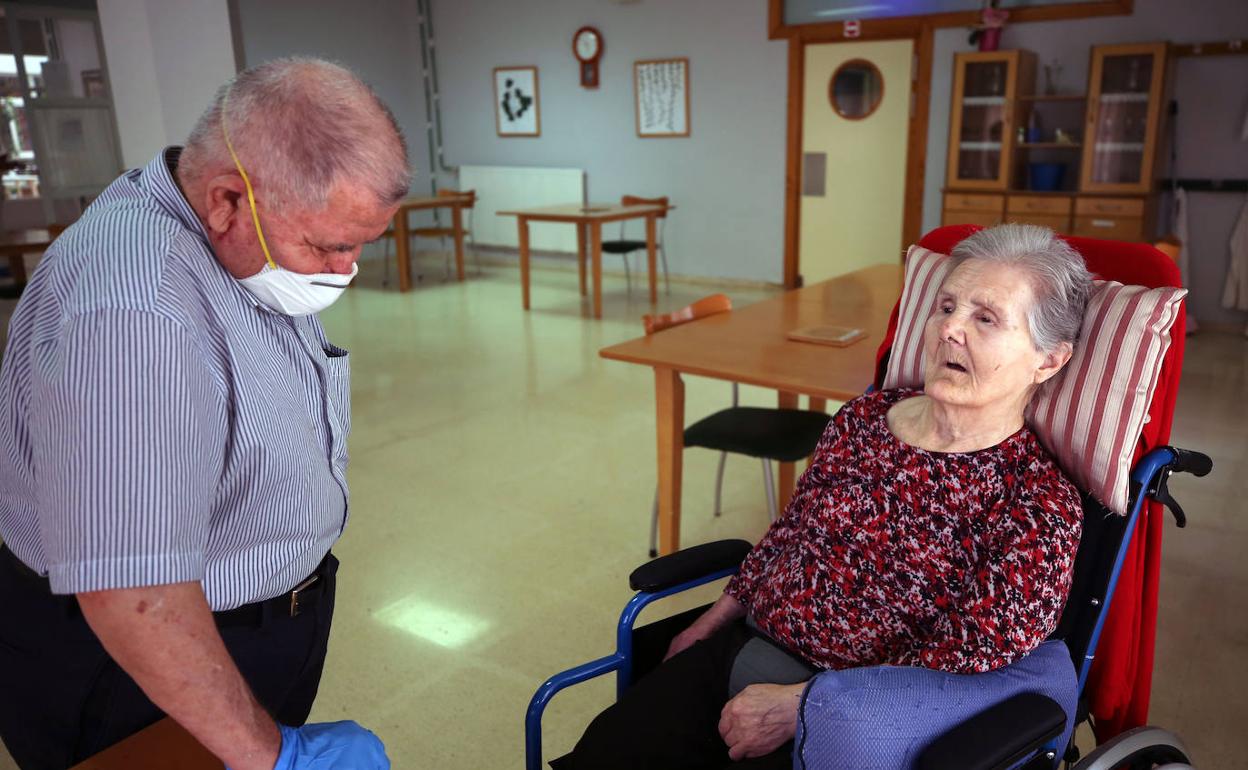 Visita de un familiar a una residente durante la desescalada del primer estado de alarma. 