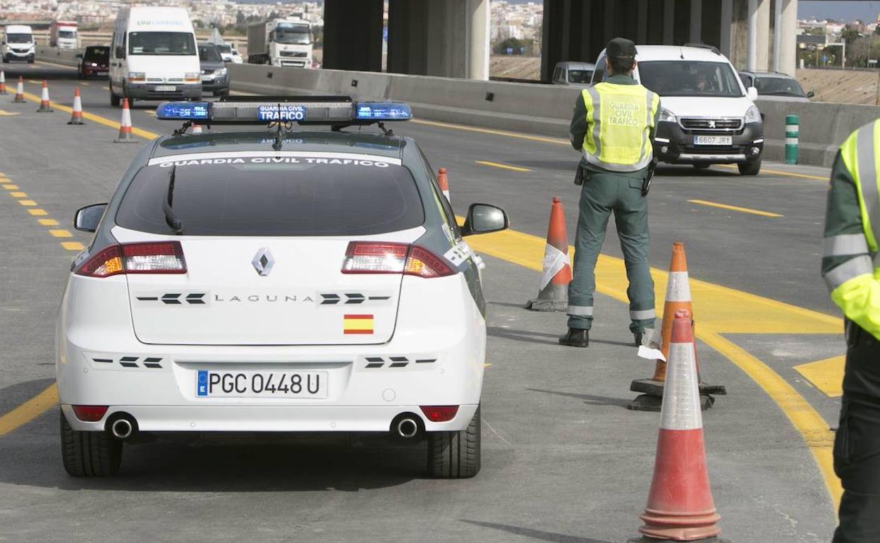 Agentes de la Guardia Civil en un control de tráfico. 