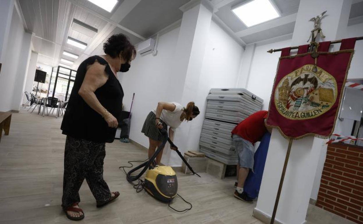 Preparativos de limpieza en el casal de Escalante-Amparo Guillén. 