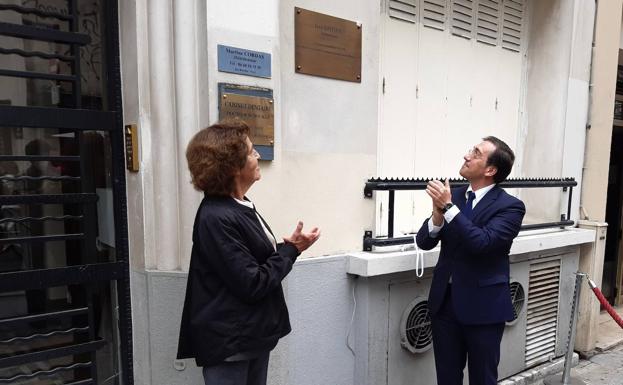 Decubrimiento de la placa a Juan Goytisolo en París. 