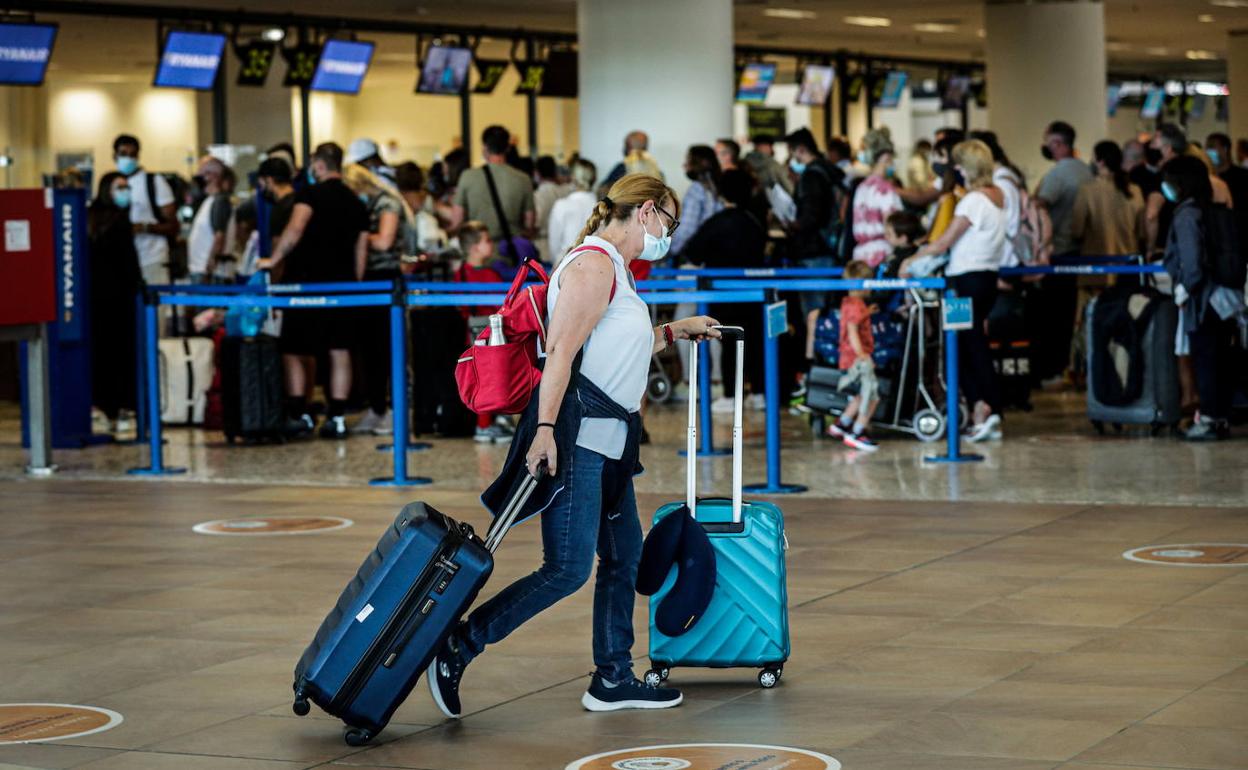 Turistas en un aeropuerto.