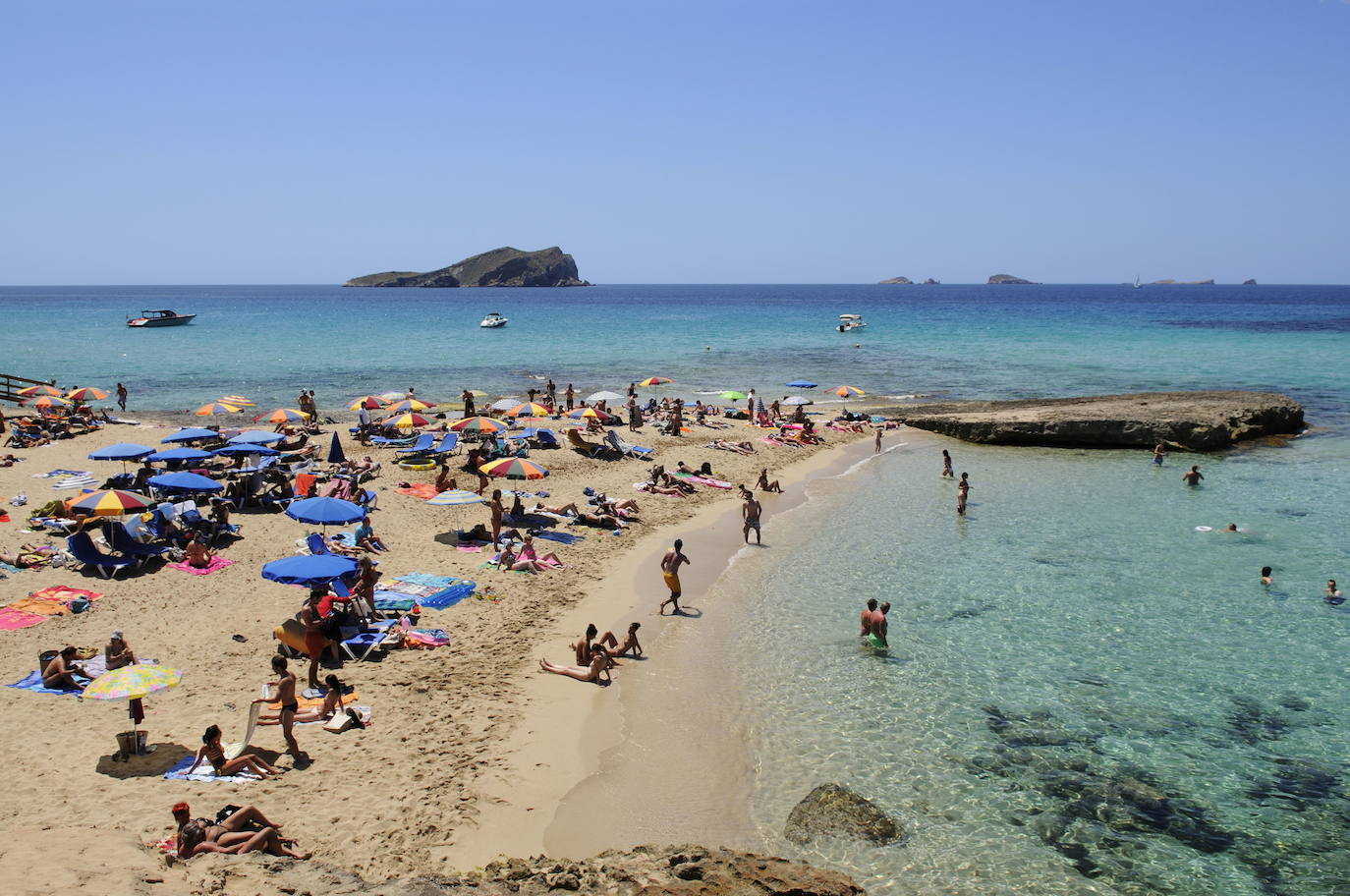 12.- Cala Conta (Ibiza) | Cala Conta, que se encuentra ubicada en la playa de San José, tiene un encanto peculiar. Es una zona en la que se pueden realizar todo tipo de deportes acuáticos y en la que se recomienda hacer submarinismo. 