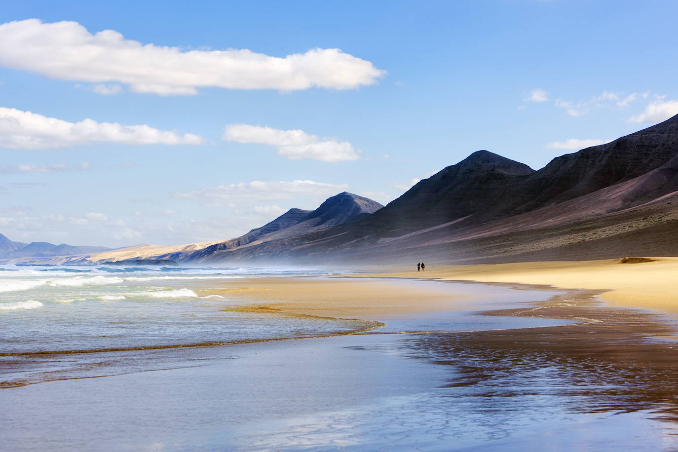 13.- Cofete (Fuerteventura) | La playa cuenta con una longitud de 13,7 kilómetros, en el extremo meridional de la isla y se encuentra dentro del parque natural de Jandía. Es el arenal más emblemático de la costa de Barlovento. Un camino estrecho y sobre el acantilado conduce hacia la aldea de Cofete y su pintoresco cementerio en la playa.