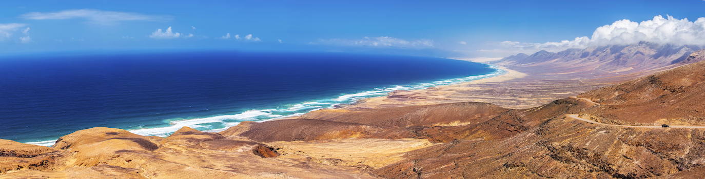 13.- Cofete (Fuerteventura) | La playa cuenta con una longitud de 13,7 kilómetros, en el extremo meridional de la isla y se encuentra dentro del parque natural de Jandía. Es el arenal más emblemático de la costa de Barlovento. Un camino estrecho y sobre el acantilado conduce hacia la aldea de Cofete y su pintoresco cementerio en la playa.