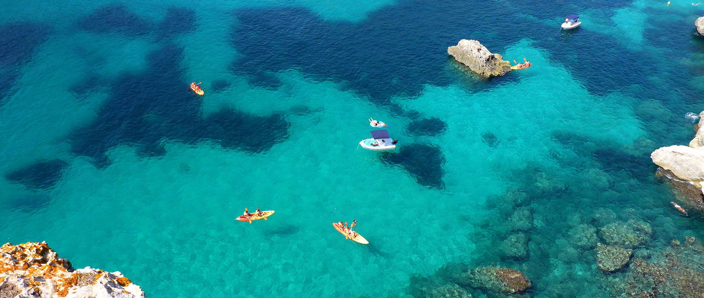 2.- Cala Macarelleta (Menorca) | Se encuentra situada en la misma bahía que Cala Macarella y está bañada por las mismas aguas cristalinas de color turquesa. Si lo que estáis buscando son calas nudistas en Menorca, Macarelleta es una de las más famosas de la isla para olvidarse del bañador y de la vergüenza.