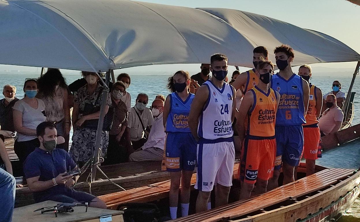 Los jugadores de Valencia Basket posan en el acto oficial de la presentación de la nueva equipación en el Parque Natural de la Albufera. 