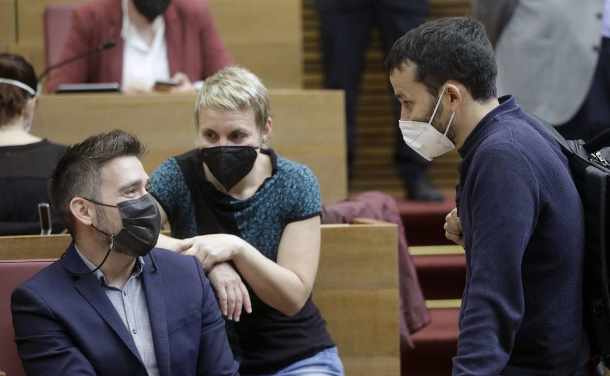 Fran Ferri (izquierda) conversa con Vicent Marzà en Les Corts. 