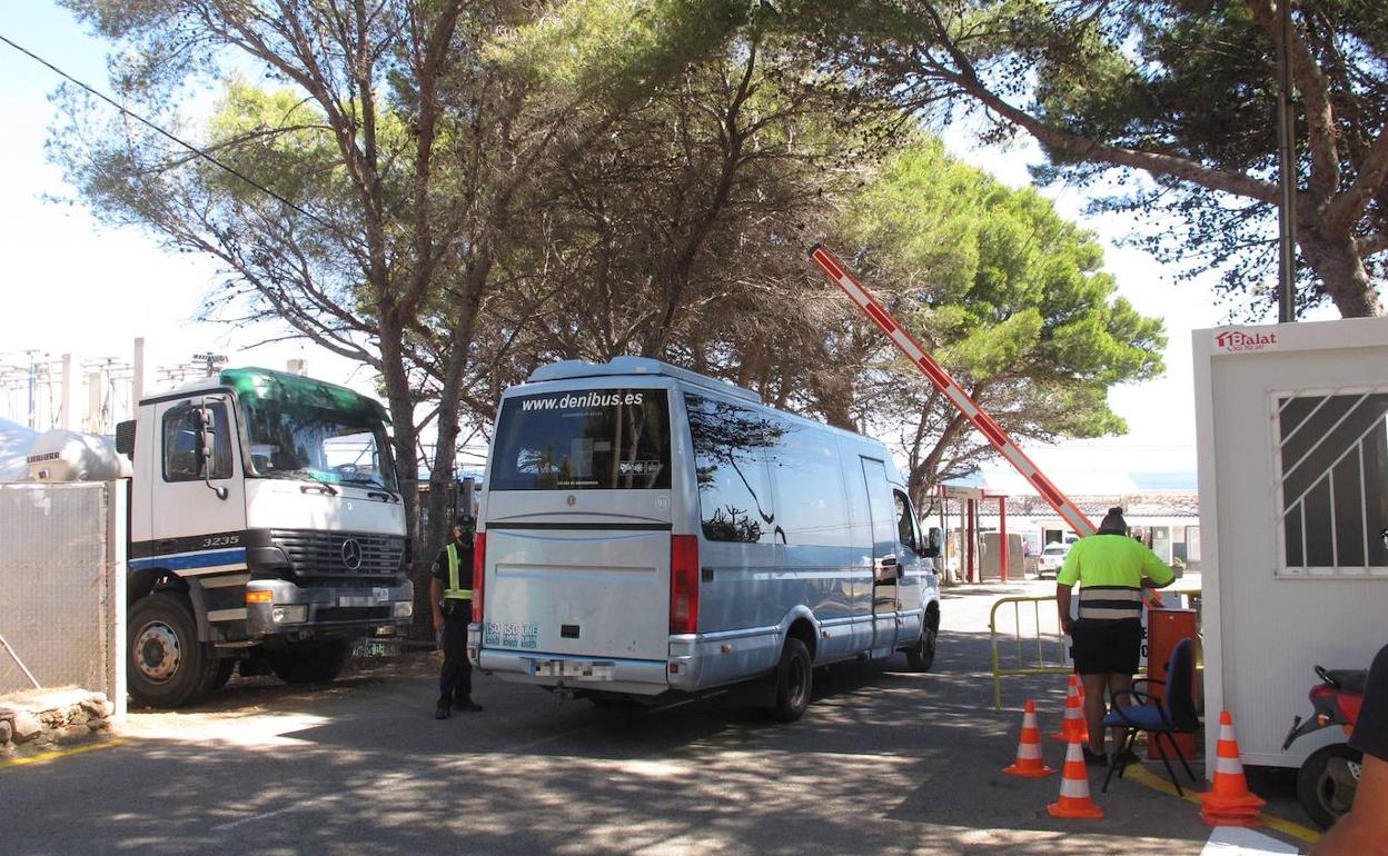 Un agente supervisa los vehículos que pueden pasar la barrera para acceder al final de Les Rotes. 