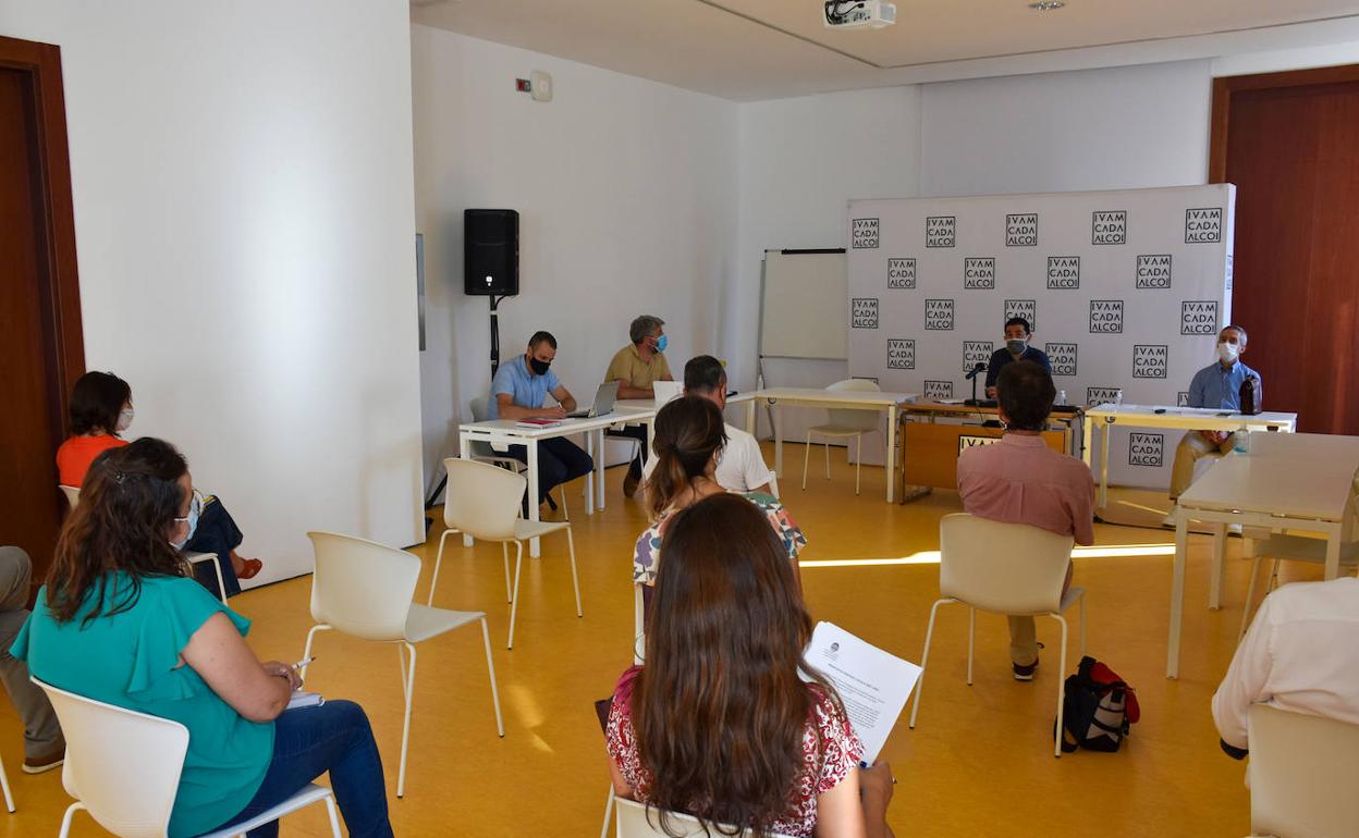 Junta del Consejo Económico y Social en una de las salas del IVAM Cada de Alcoy