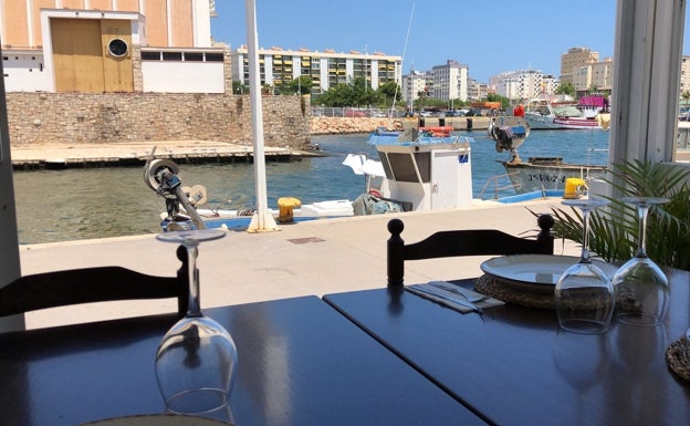 Imagen principal - Vistas del Puerto de Gandia desde El Hogar del Pescador, unos clientes y terraza con vista a la iglesia de San Nicolás, uno de los mejores ejemplos de arquitectura moderna del siglo XX: