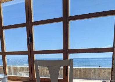 Imagen secundaria 1 - Interior de Casa Manolo, con vistas a la playa de Daimús. 