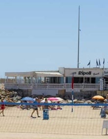 Imagen secundaria 2 - Vista del mar, de la arena y los bañstas y del acceso al Restaurante Ripoll, en el espigón de Gandia. 